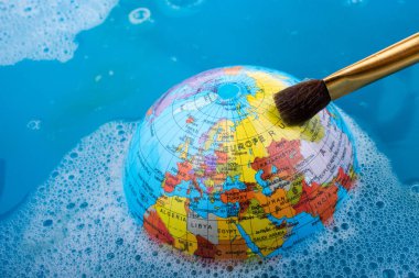 Dünya üstüne yerleştirilen boya fırçası