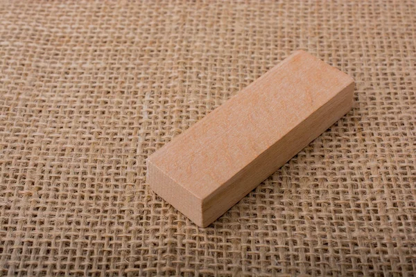 Domino de madeira sobre tela de linho — Fotografia de Stock