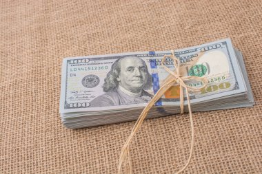 Banknot bohça-in bizi Doları keten bir kurdele ile bağlanmış