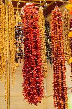 Kırmızı sebze demetleri güneşte Kuru