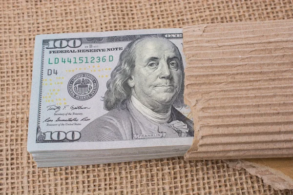 Sedel bunt av oss dollar insvept i papper — Stockfoto