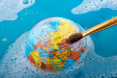 Dünya üstüne yerleştirilen boya fırçası