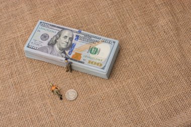 Bize bir paket yanında erkek figürler Doları banknot 