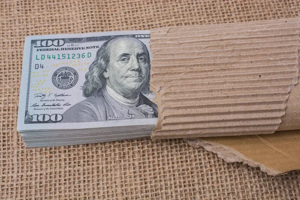 Paquete de billetes de dólar estadounidense envuelto en papel —  Fotos de Stock