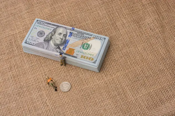 Bize bir paket yanında erkek figürler Doları banknot 