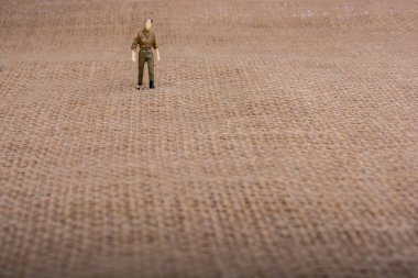 Adam heykelcik görünümünde üzerinde kahverengi bir backgorund