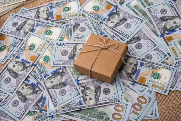 Presentbox som placeras på sprida oss dollar sedlar — Stockfoto