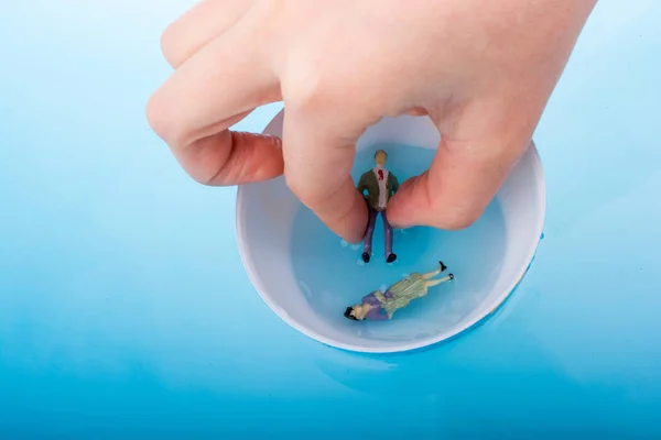 Mały Globus z figurkami pływające w wodzie — Zdjęcie stockowe