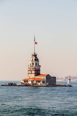 Boğaz 'ın ortasında bulunan Bakireler Kulesi