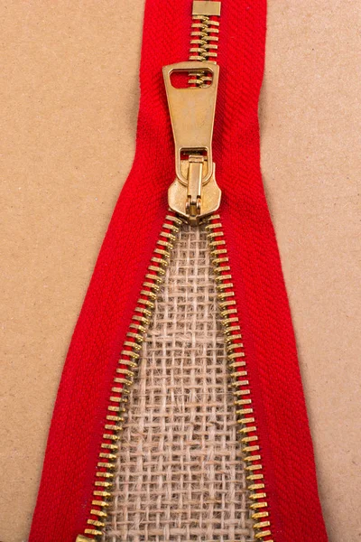 Keten tuvalde renkli bir fermuarın yakın çekimi