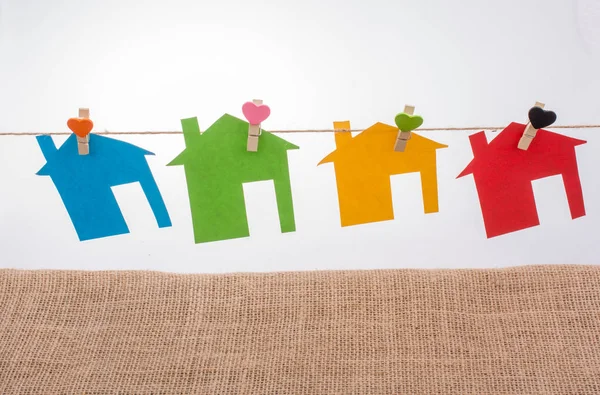 Pequeñas Casas Papel Color Unidas Una Cuerda Con Clip Para — Foto de Stock