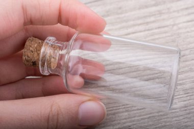 Küçük cam şişe elinde boş