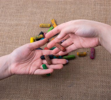 Kullanılan renkli boya kalemi ve gençler elleri