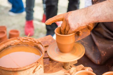 Potter'ın elleri kadar kil şekillendirme