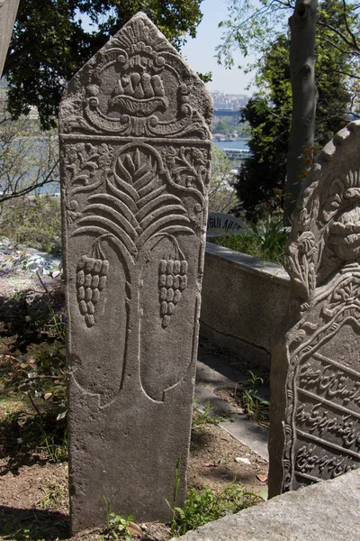 Pedra velha nas sepulturas em Istambul — Fotografia de Stock