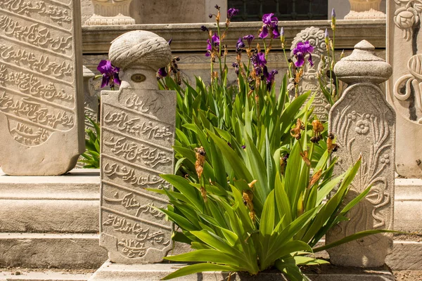 Istanbul'daki mezar üzerinde eski taş