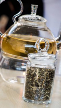 Bir şişe çaydanlık ve çay bitki bitki çayı