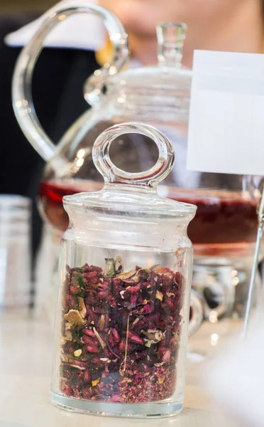 Bir şişe çaydanlık ve çay bitki bitki çayı