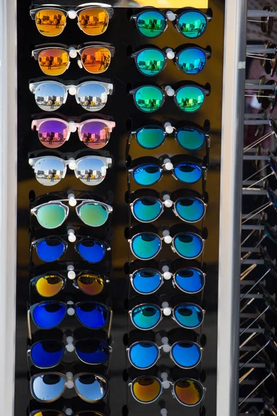 Zbiór różnych kolorowe okulary jako tło — Zdjęcie stockowe