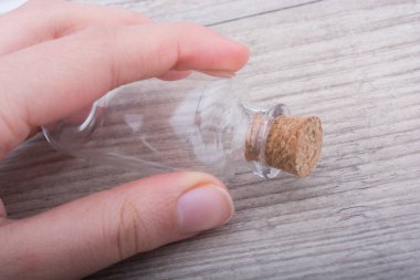 Küçük cam şişe elinde boş