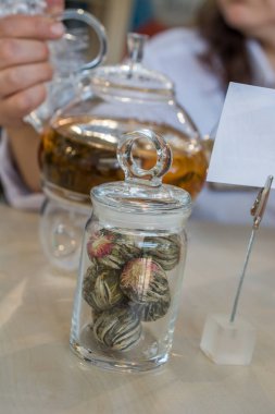 Bitkisel çay şişe ve bir çaydanlık