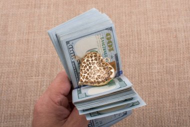 Doları banknot bir dize üzerinde bir kalp klibi