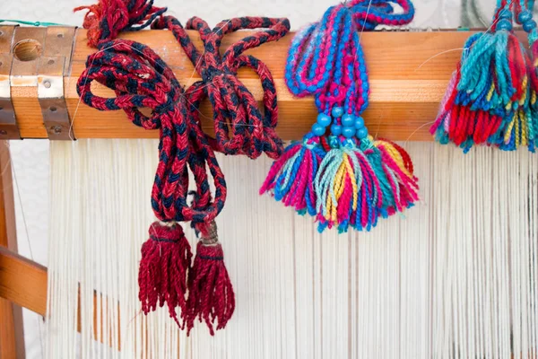 Halı dokuma tezgâhı üzerinde geleneksel türleri — Stok fotoğraf