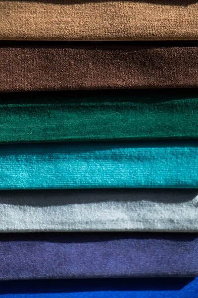 Çeşitli renk ve türü kumaş örnekleri