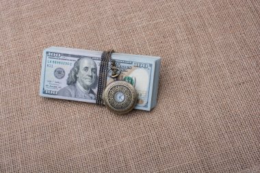 Cep saati çevremizde Doları sarılmış