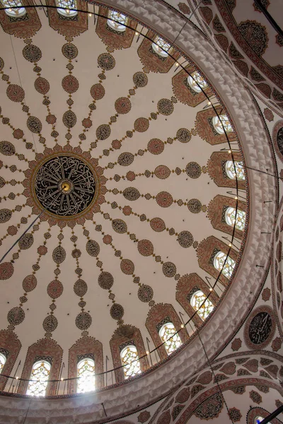 Vue intérieure du dôme dans l'architecture ottomane — Photo