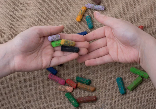Kullanılan renkli boya kalemi ve gençler elleri