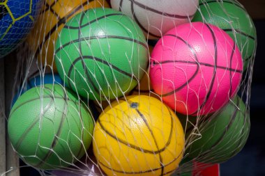 Çeşitli renkteki lastik top