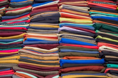 Çeşitli renk ve türü kumaş örnekleri