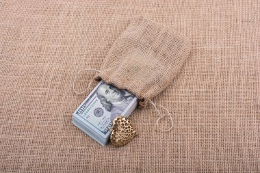 Bizi dolar ve bir kalp şekli paket