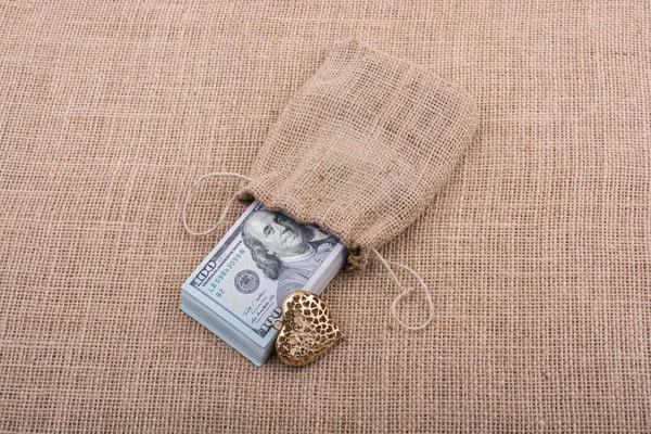 Bizi dolar ve bir kalp şekli paket