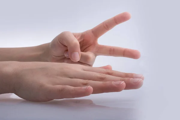 Mani che mostrano i segni sasso carta forbici — Foto Stock