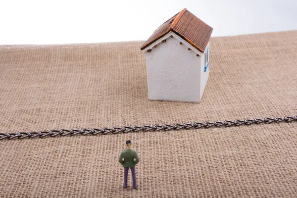  Adam heykelcik ve zinciri dışında bir Model ev