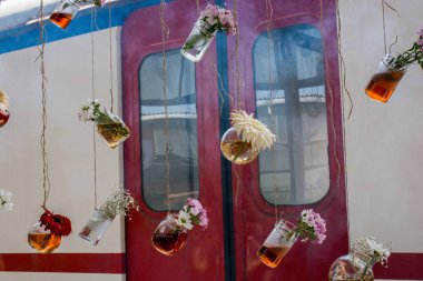 Dizeleri asılı bitkisel çay şişe