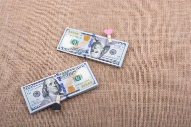 Bizi dolar ve bir kalp şekli paket