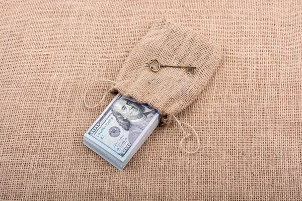 Retro anahtar ve bize bir paket Doları bir çuval içinde