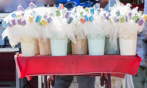 Yapay çiçek görünümünde sahte 