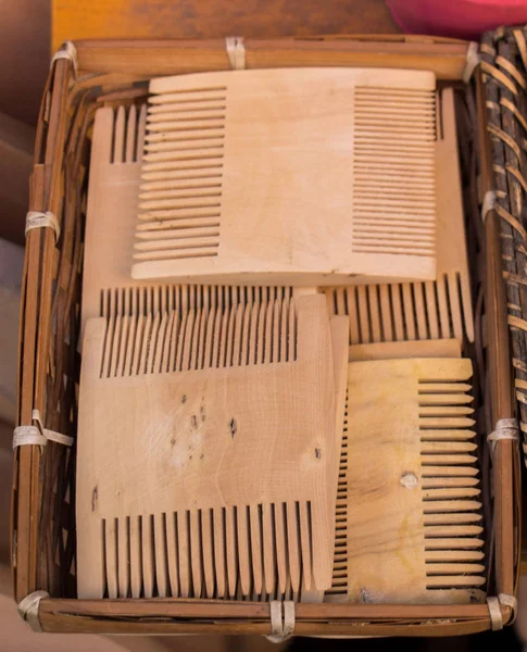 Tahtadan yapılmış eski tarz saç tarağı.