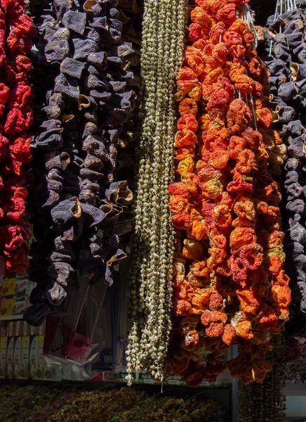 Baharat pazarında kurutulmuş biber, patlıcan ve renkli baharatlar.