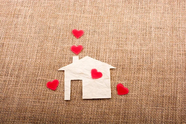 Kağıt evin bacasından çıkan kalp şeklinde.