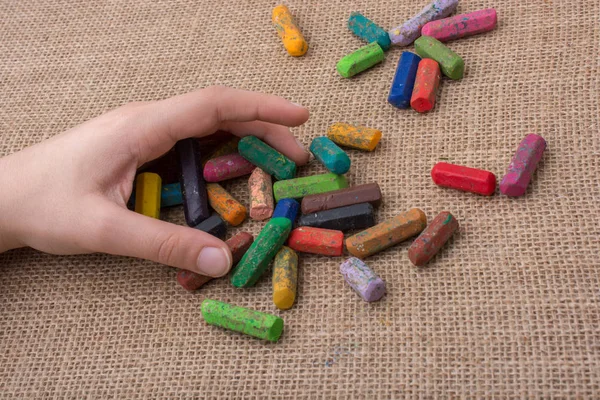 Kullanılan renkli boya kalemi ve bazı tutan bir el