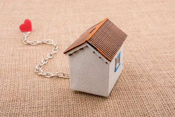 Model ev ve tuval üzerine bir kalp ile zincir