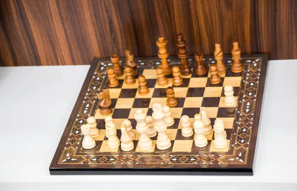 Шахматная доска с деревянными фигурами — стоковое фото
