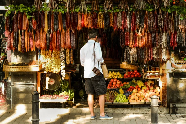 Bonbons traditionnels en forme de saucisse avec noix dedans — Photo