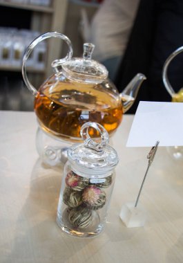 Bir şişe çaydanlık ve çay bitki bitki çayı