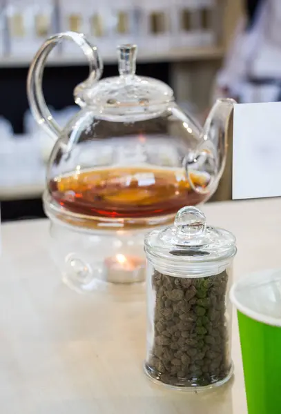 Kruiden thee in de theepot en thee fabriek in een fles — Stockfoto